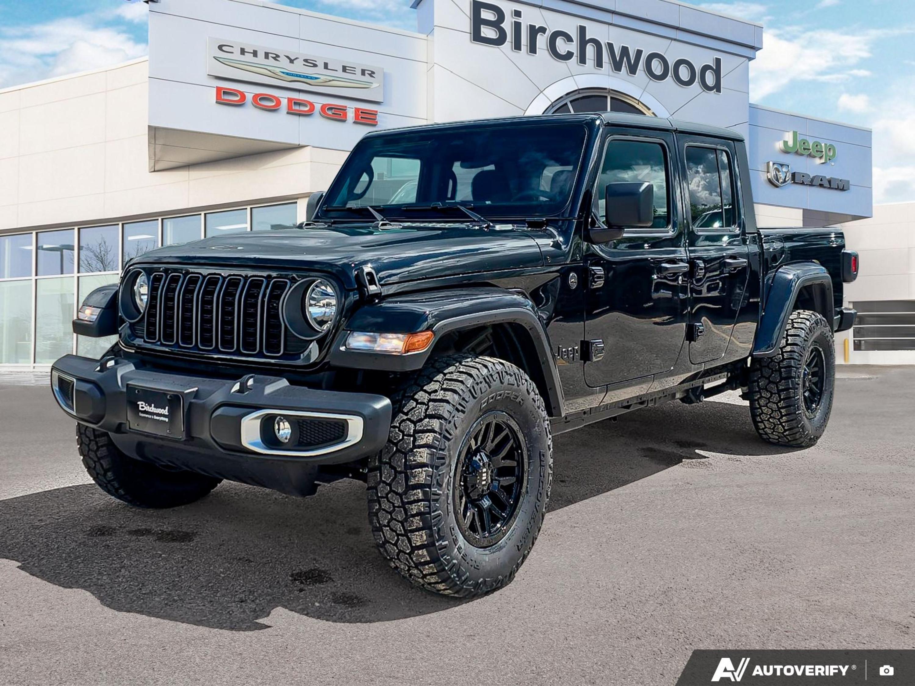 Black 2026 Jeep Gladiator Sport S Crew Cab 4WD Pickup Truck Four-Wheel Drive Automatic