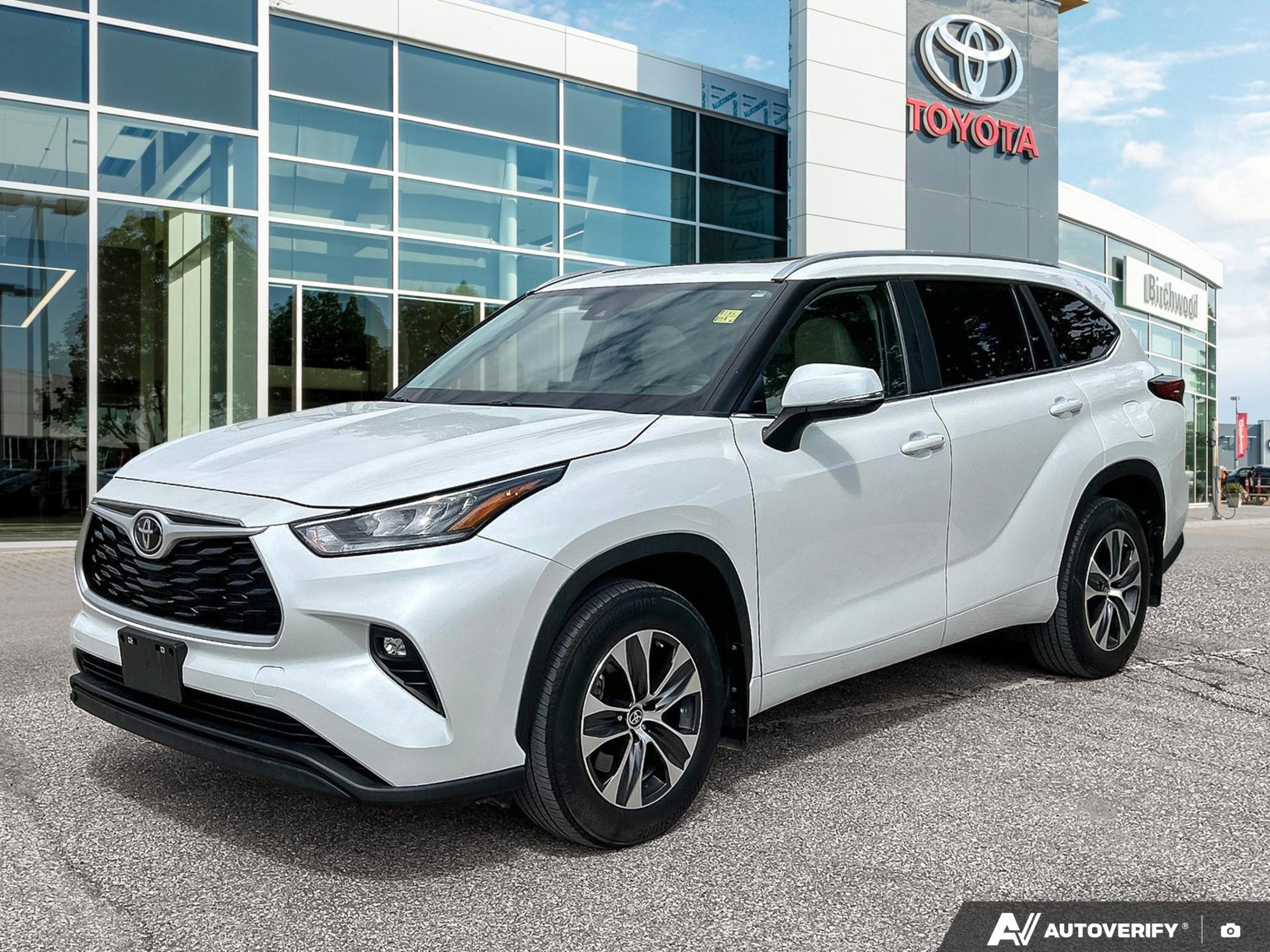 White (Wind Chill Pearl) 2023 Toyota Highlander SUV / Crossover All-Wheel Drive Automatic